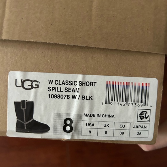 UGG Classic Short Spill Seam Boot - Picture 6 of 6
